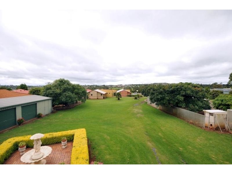 422 West Street, Kearneys Spring QLD 4350