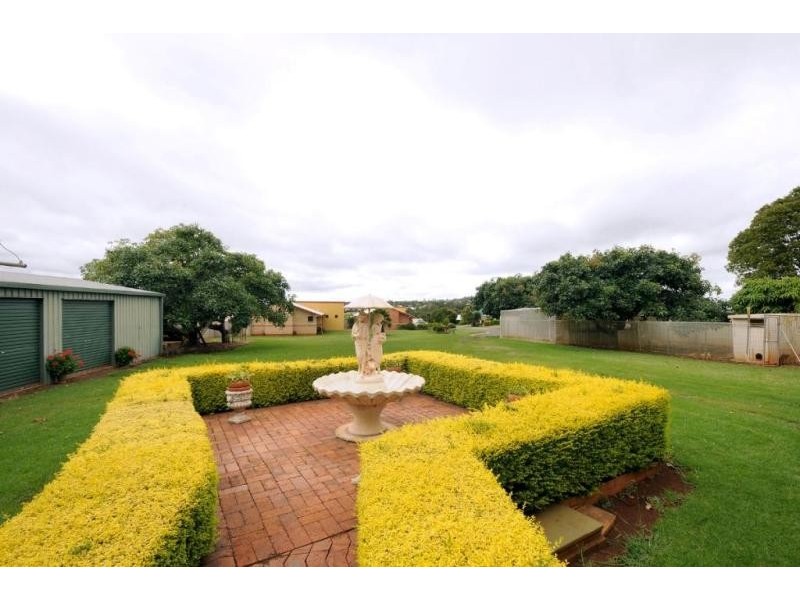 422 West Street, Kearneys Spring QLD 4350