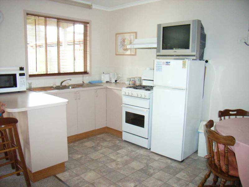 6 ELWOOD STREET, Golden Square VIC 3555