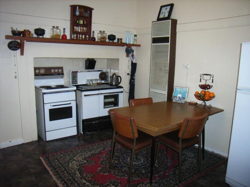 8 THEODORE STREET, Flora Hill VIC 3550