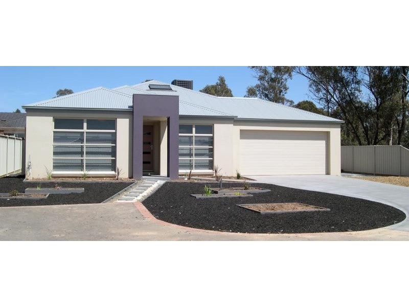 4 GORDONIA PLACE, White Hills VIC 3550