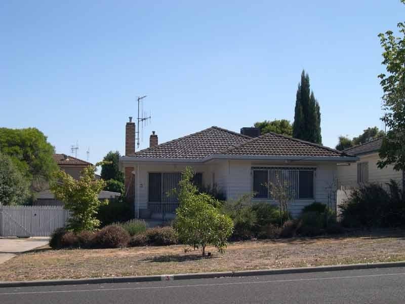 3 COUSINS STREET, Strathdale VIC 3550