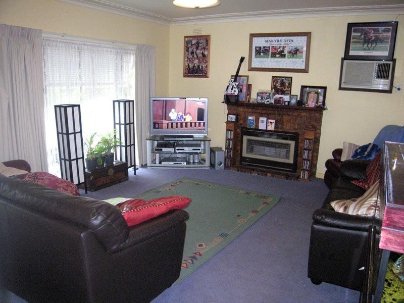 52 MONTGOMERY CRESCENT, White Hills VIC 3550