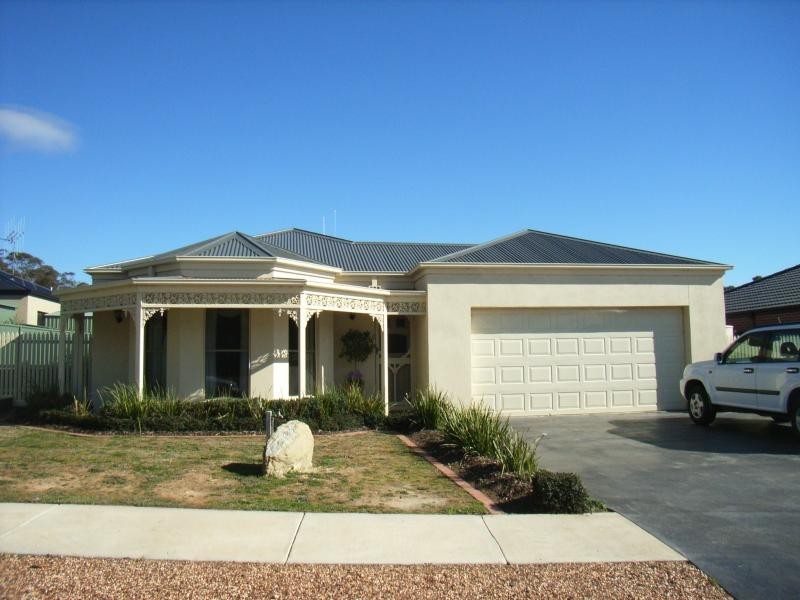 10 CORREA AVENUE, Kangaroo Flat VIC 3555