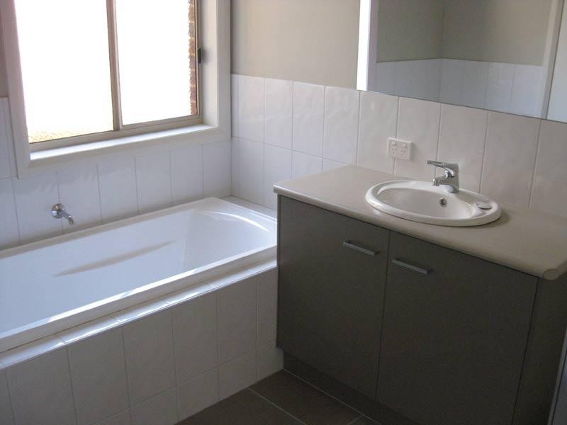 2/8 Glencoe Street, Kennington VIC 3550