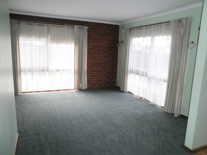 327 MacKenzie Street West, Kangaroo Flat VIC 3555