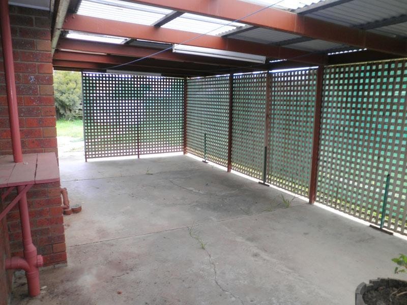 327 MacKenzie Street West, Kangaroo Flat VIC 3555