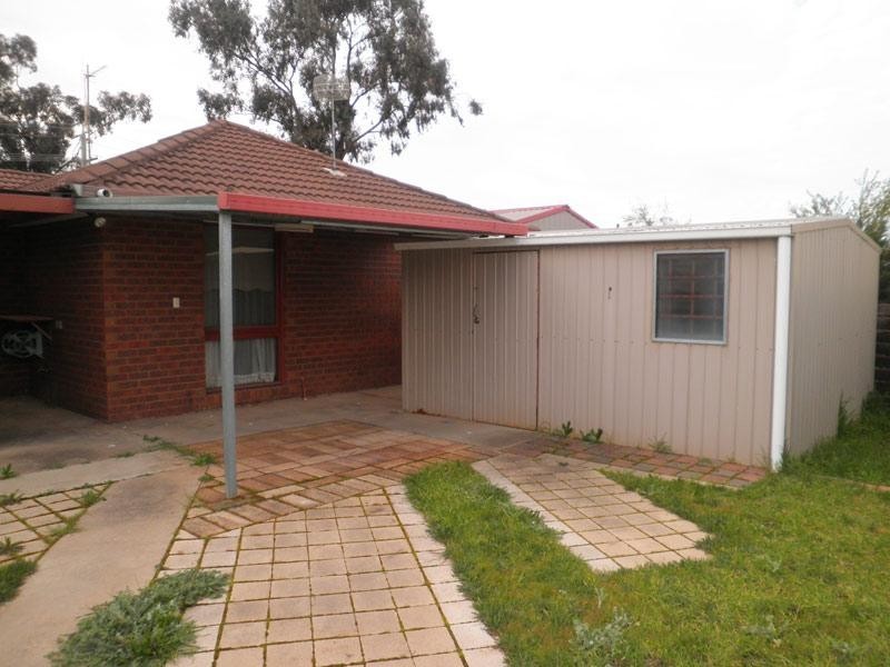 327 MacKenzie Street West, Kangaroo Flat VIC 3555
