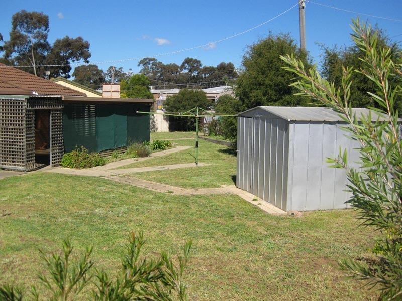 327 MacKenzie Street West, Kangaroo Flat VIC 3555