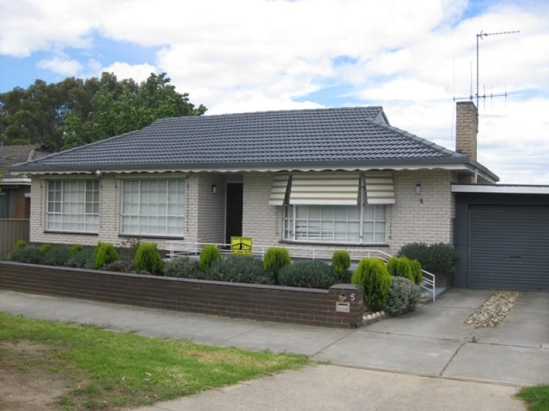 5 Oak Street, Golden Square VIC 3555