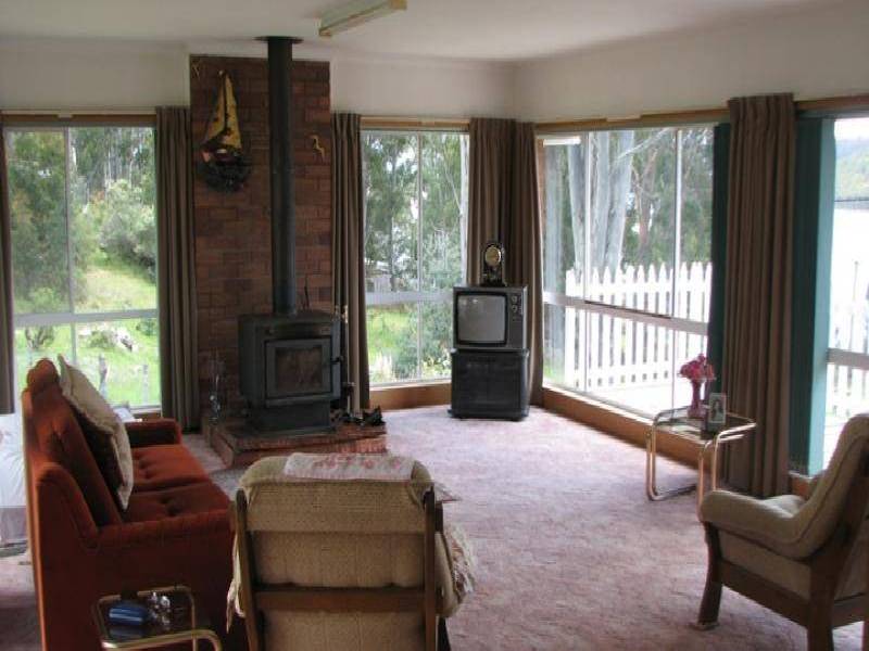 Bradys Lake TAS 7140
