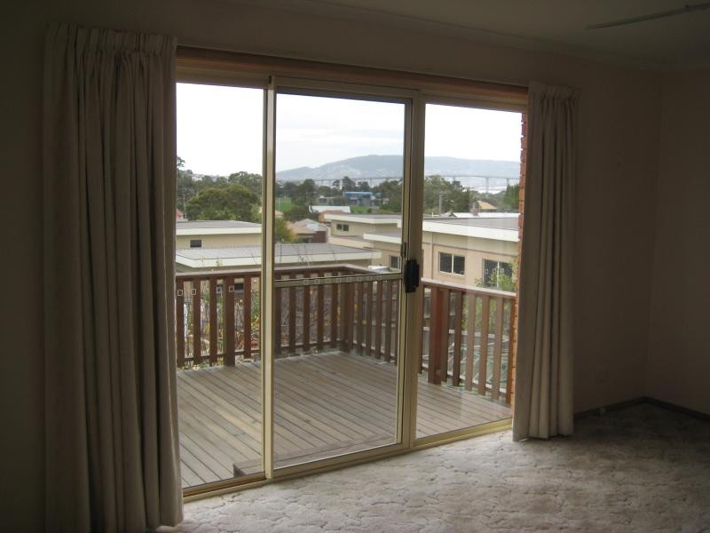 3 A Raminea Road, Lindisfarne TAS 7015