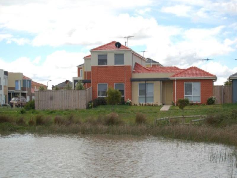 15 BRENTWOOD PLACE, Roxburgh Park VIC 3064