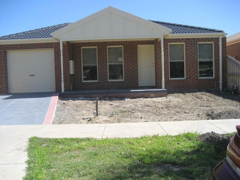 8 Ovens Circuit, Whittlesea VIC 3757