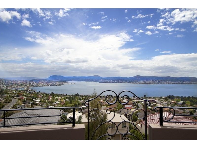 1 Stephanie Close, Sandy Bay TAS 7005