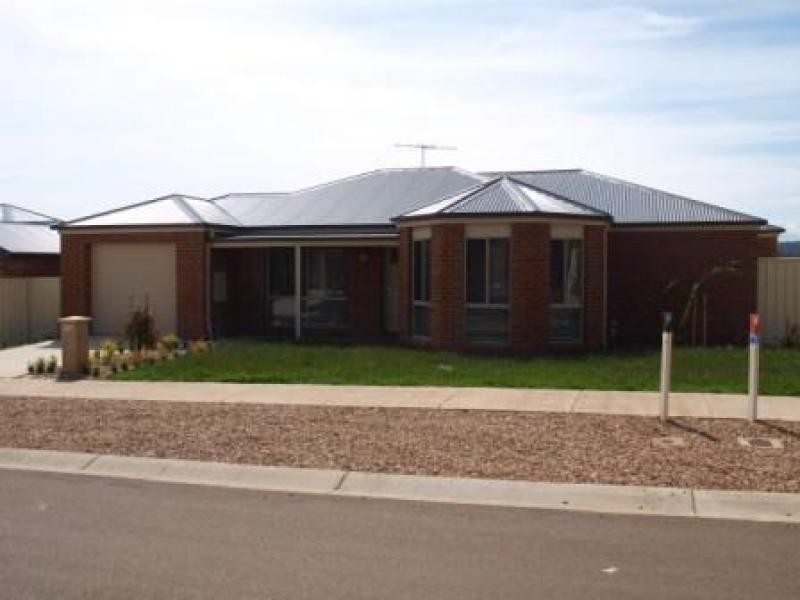 8 James Close, Kilmore VIC 3764