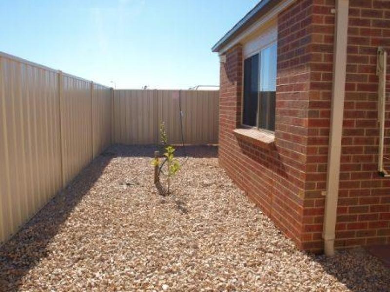8 James Close, Kilmore VIC 3764