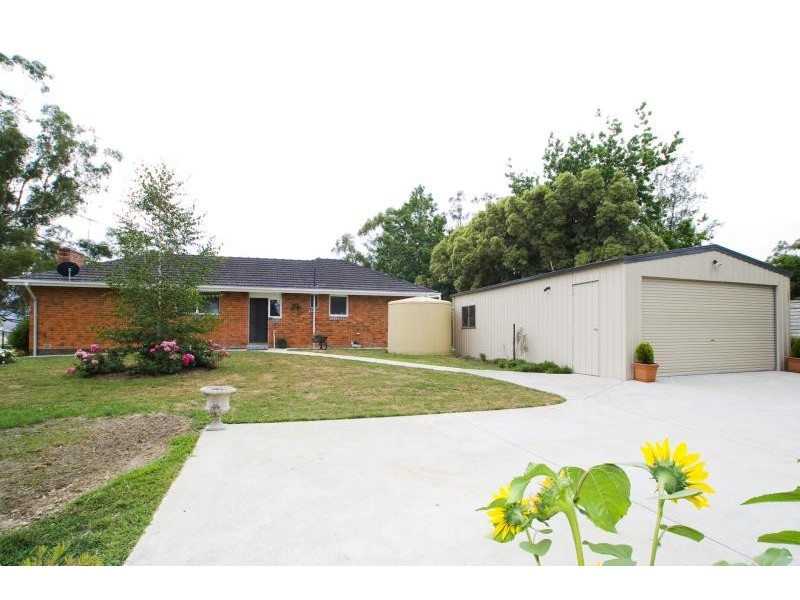 34 BRAESIDE DRIVE, Launching Place VIC 3139