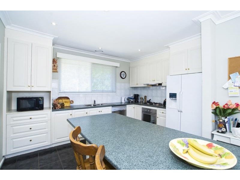 34 BRAESIDE DRIVE, Launching Place VIC 3139