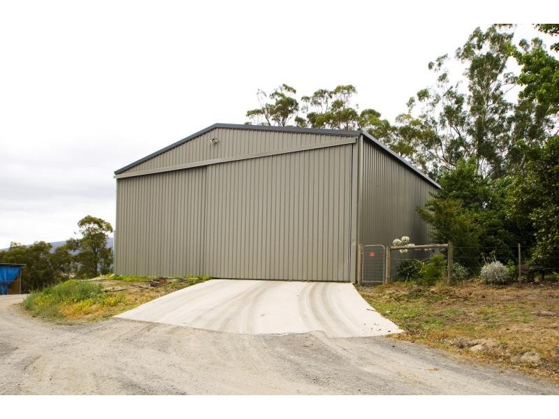 34 BRAESIDE DRIVE, Launching Place VIC 3139