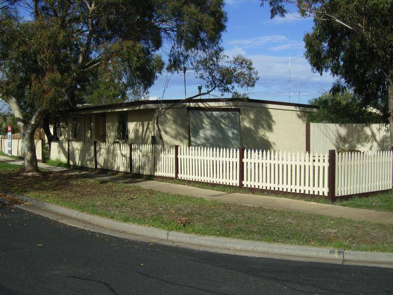 1 BERKLEY PLACE, Melton VIC 3337
