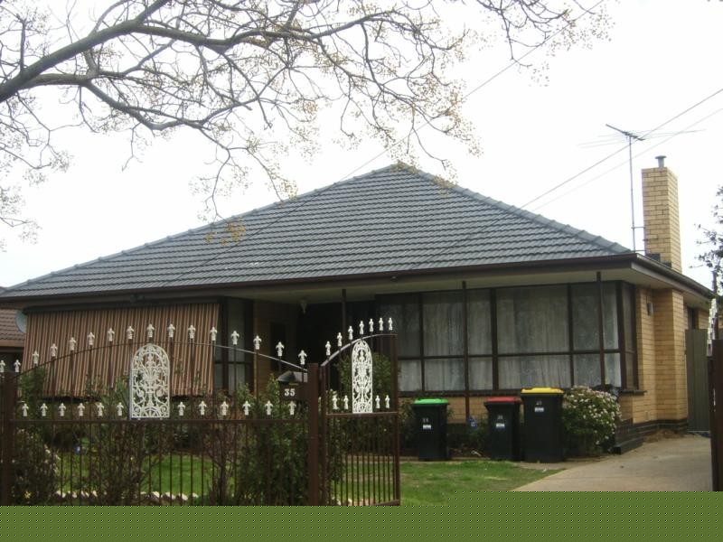 35 MARINA DRIVE, Melton VIC 3337