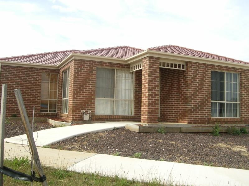 13 MAREE COURT, Melton VIC 3337