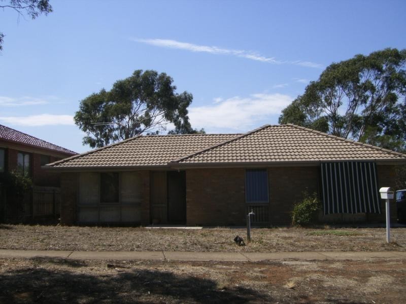 5 TULLOCH AVENUE, Melton VIC 3337