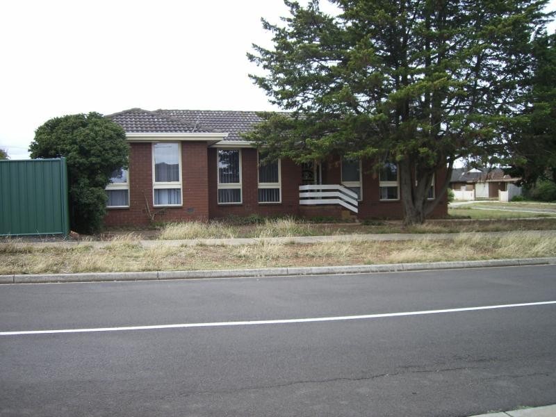 25 RALEIGHS ROAD, Melton VIC 3337