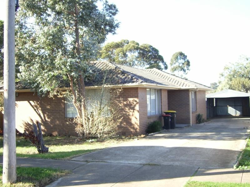 33 CARINA DRIVE, Melton VIC 3337