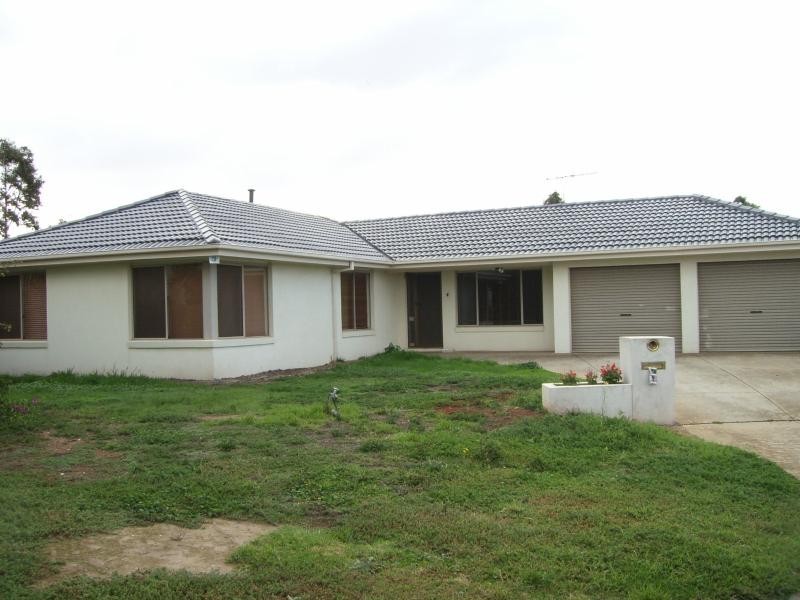 8 NELSON COURT, Melton South VIC 3338