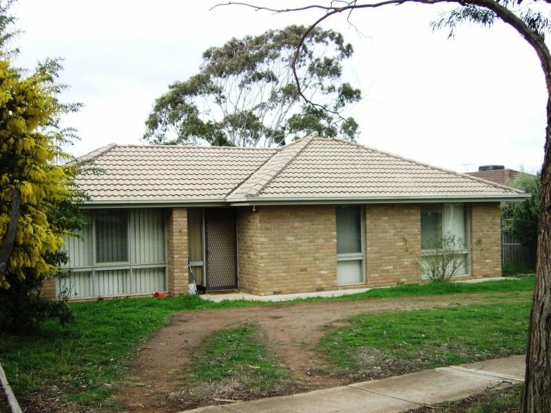 5 TULLOCH AVENUE, Melton VIC 3337