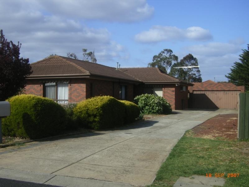 13 CATALINA PLACE, Melton VIC 3337