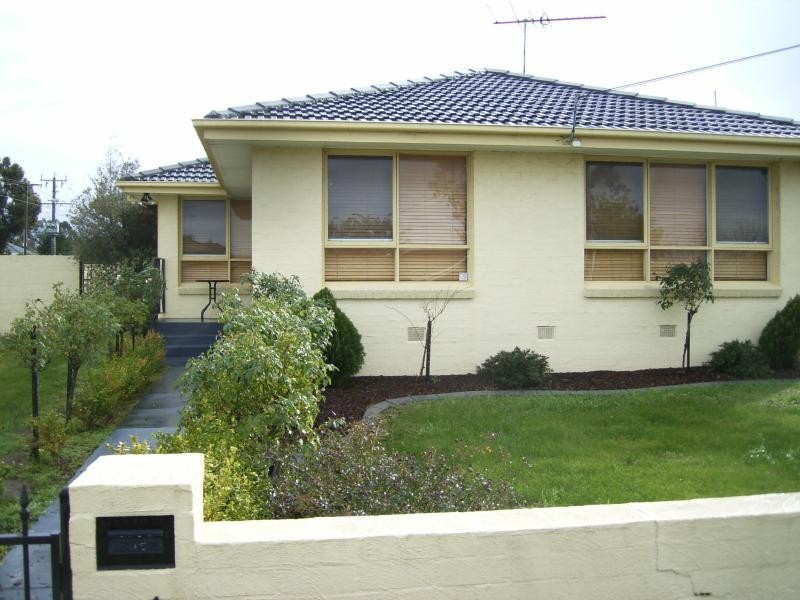 4 OLDERSHAW ROAD, Melton VIC 3337