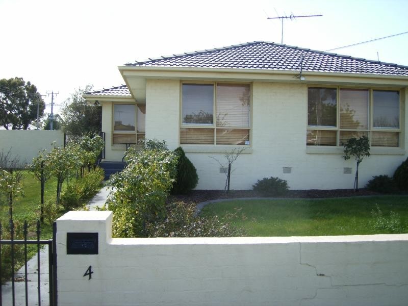 4 OLDERSHAW ROAD, Melton VIC 3337