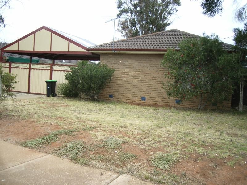 68 Hume Avenue, Melton South VIC 3338