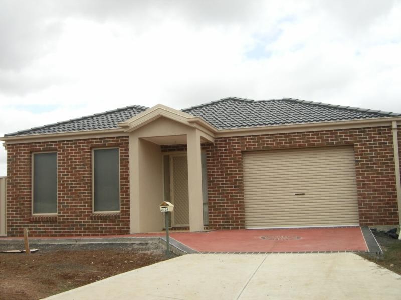 Unit 2/24-26 Pangbourne Avenue, Melton VIC 3337