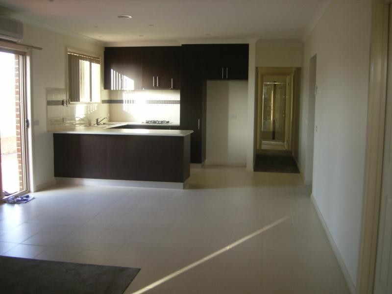 Unit 2/24-26 Pangbourne Avenue, Melton VIC 3337