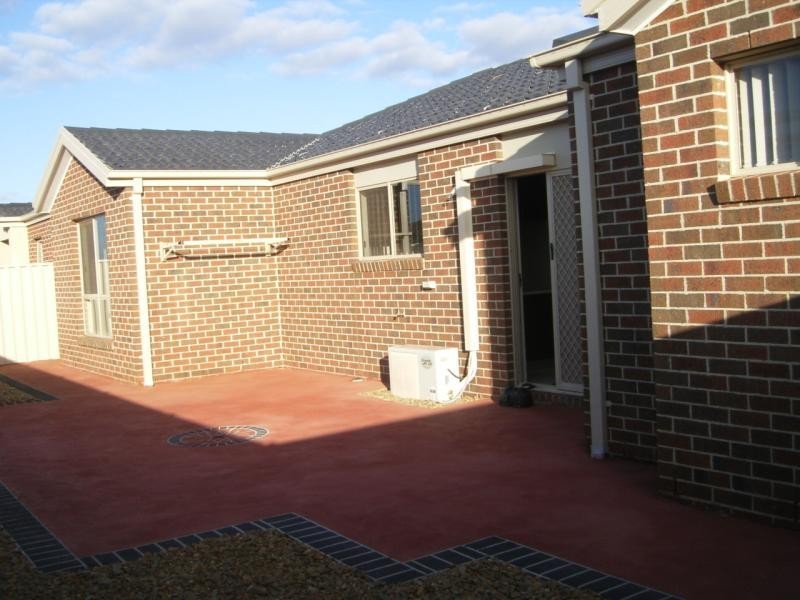 Unit 2/24-26 Pangbourne Avenue, Melton VIC 3337