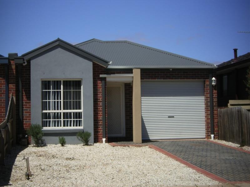 Unit 2/3 A Crestmont Drive, Melton South VIC 3338