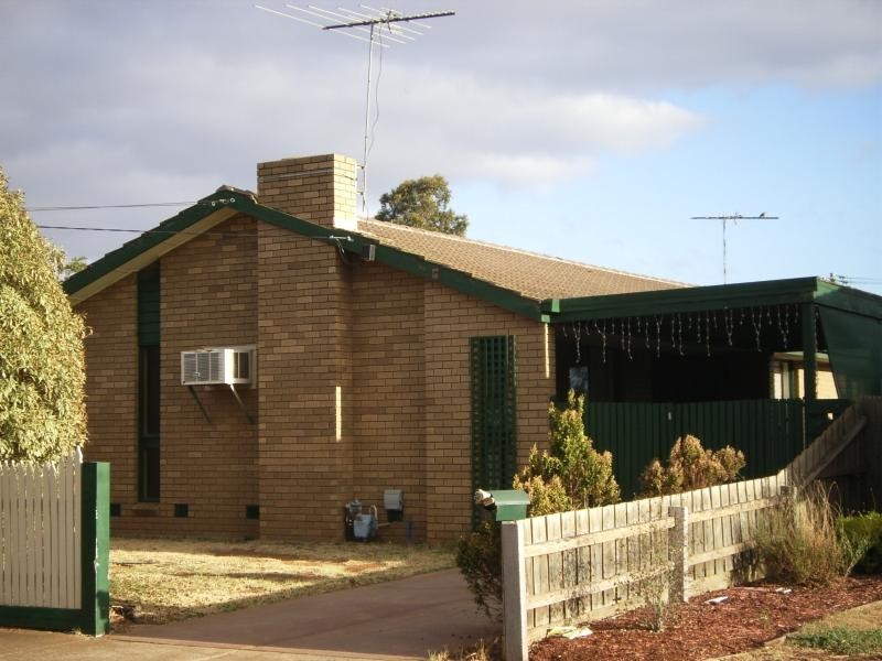 19 Lachlan Road, Melton South VIC 3338
