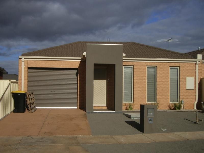 Unit 2/12 Maximus Court, Melton VIC 3337