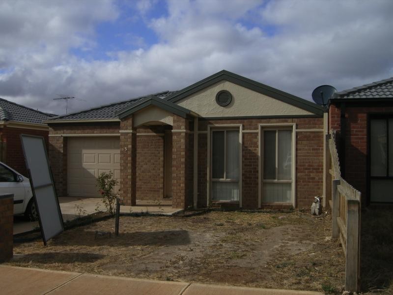 5 Granholm Grove, Melton VIC 3337