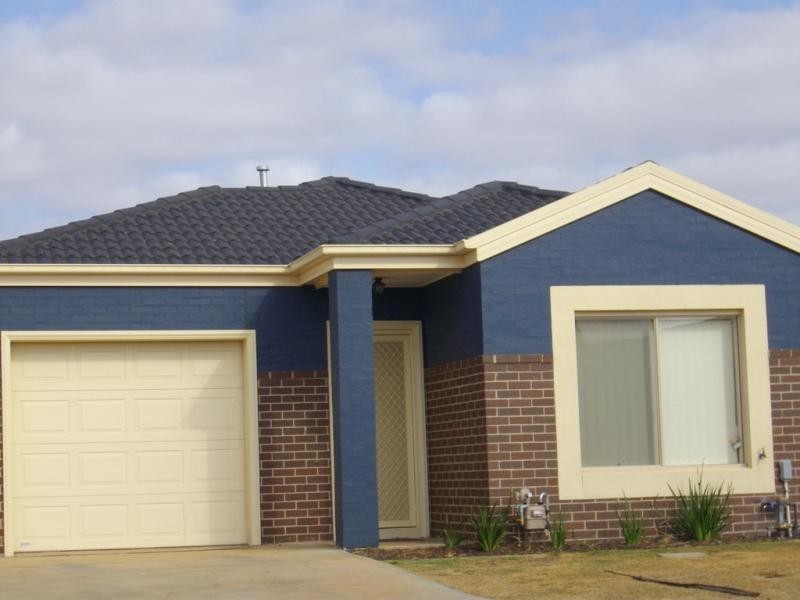 Unit 48/17 Crestmont Drive, Melton South VIC 3338