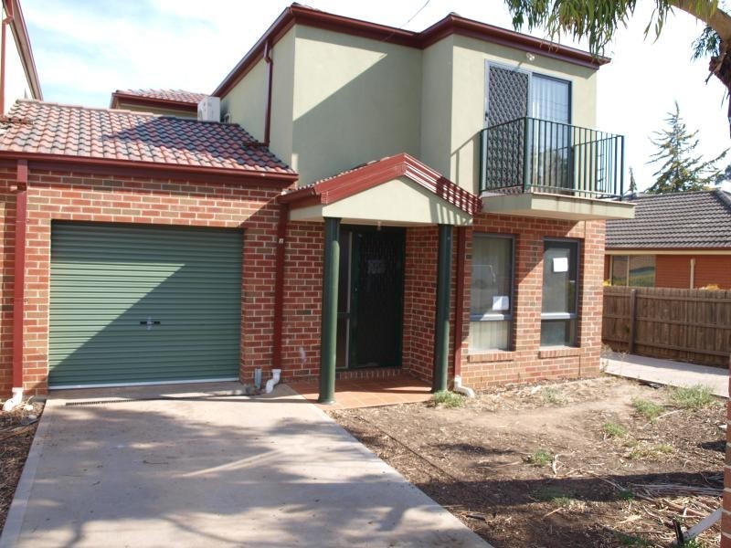 2/21 McKenzie Street, Melton VIC 3337
