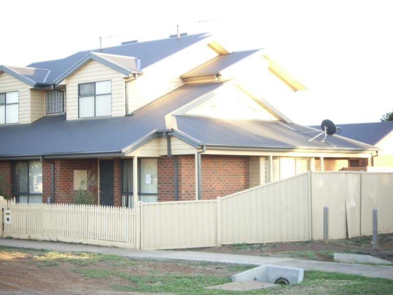 Unit 4/4 Euroa Walk, Kurunjang VIC 3337
