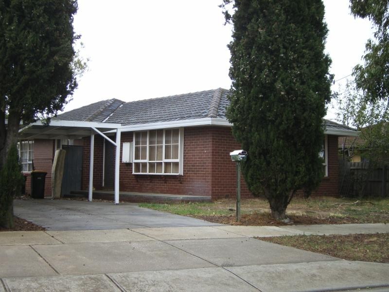 15 EATON STREET, Melton South VIC 3338