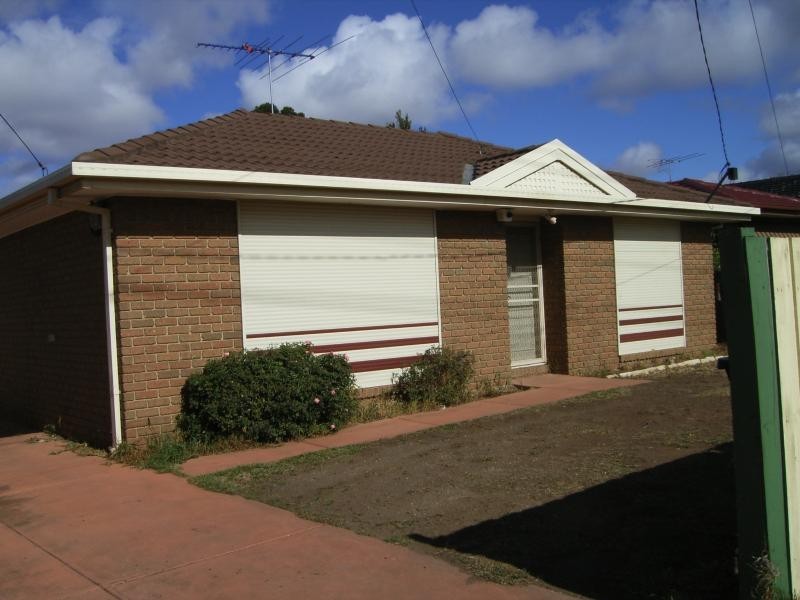 33 CENTENARY AVE, Melton VIC 3337