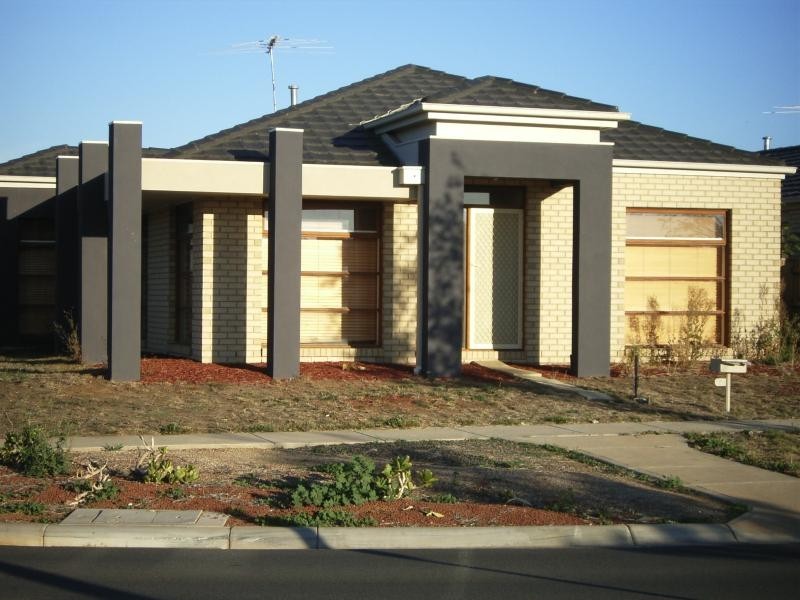 8 Fairhaven Blvd, Melton VIC 3337