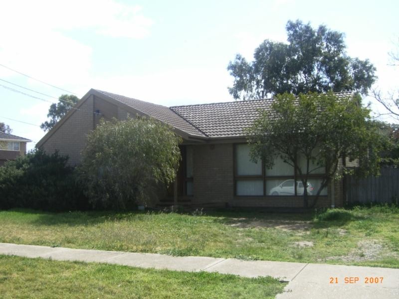 8 Manson Drive, Melton South VIC 3338